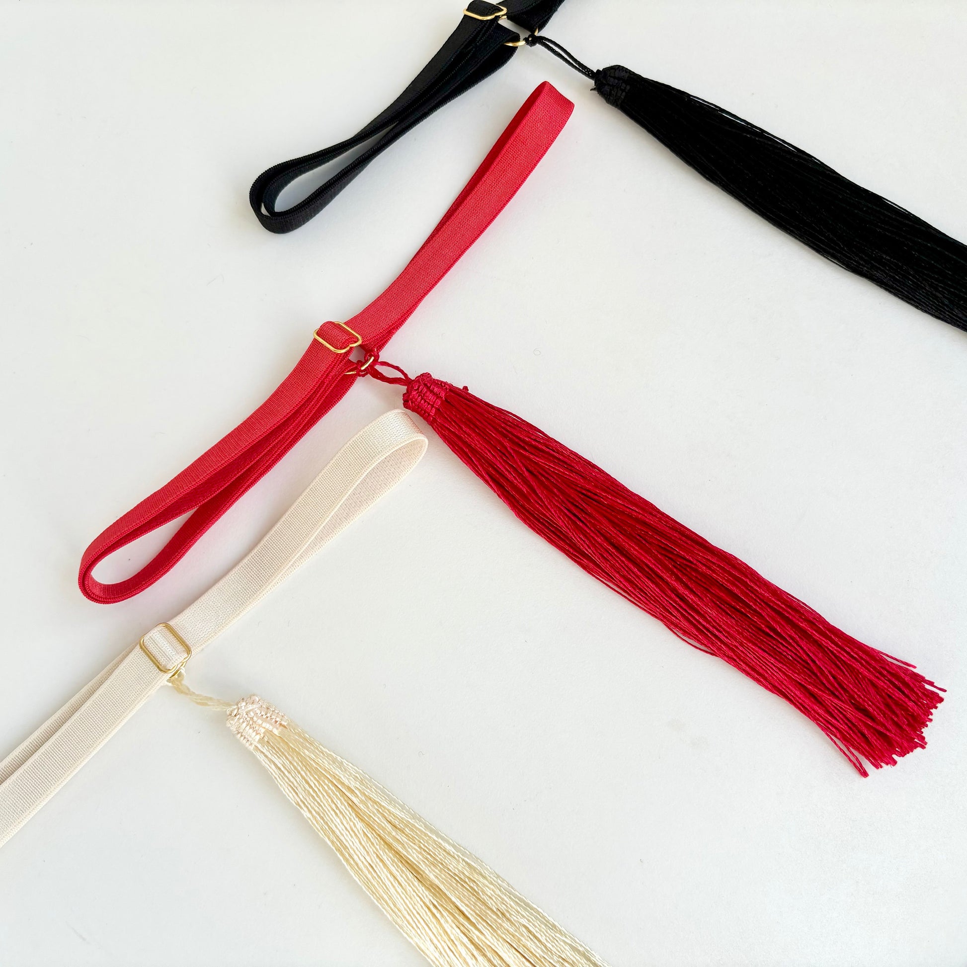Tassel colours: creme, red, black