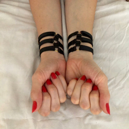 Elastic wrist cuff harness on model